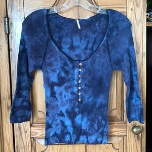 Free People 3/4 sleeve blue tie dye knit shirt with buttons